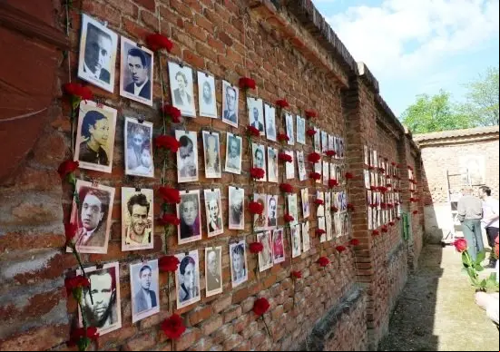 muro cementerio este 550