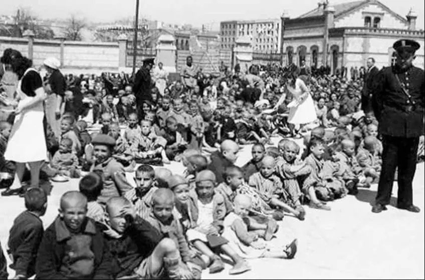 Recogida de niños al final de la guerra (Matadero de Madrid)