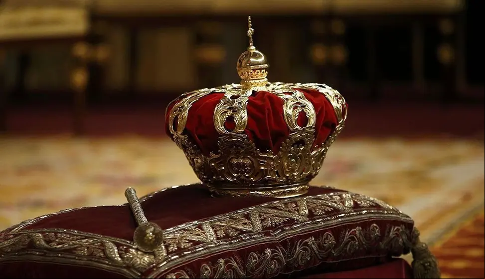 Corona tumular de los reyes de España con el cetro. Wikipedia.