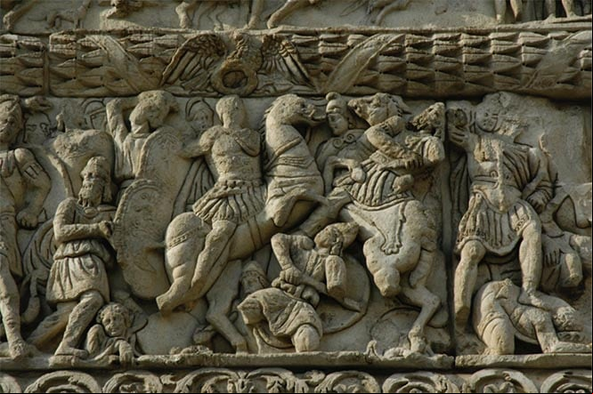 Detalle del ataque de Galerio sobre Narsés en el Arco de Galerio en Salónica