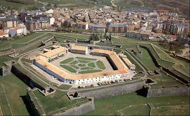 Ciudadela de Jaca, de cuyas murallas se descolgó Francisco Espoz (y Mina) e Ilundáin para unirse a la guerrilla de su sobrino Javier Mina