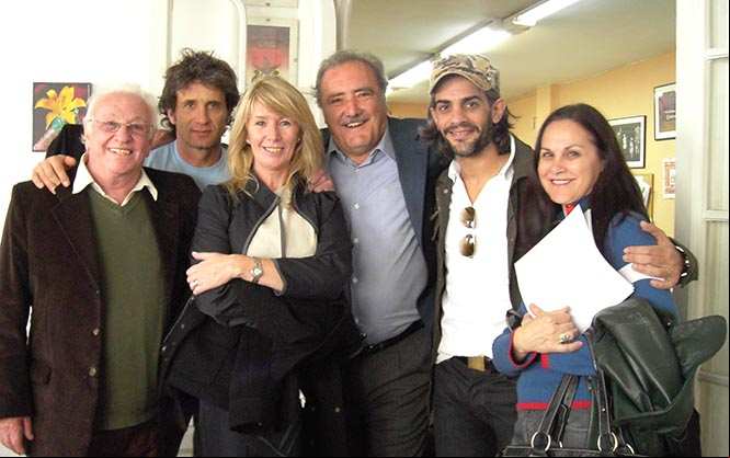 Pepe Soriano y su mujer Diana Hughes, en primer plano, en una visita a la Unión de Actores de Madrid, con Jorge Bosso secretario general en el centro, a su derecha Iñaki Guevara, posteriormente su sucesor, y a su izq. el actor argentino Pablo Echarri y la actriz española Gloria Vega