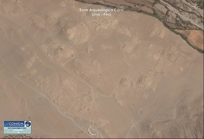 Pirámide Mayor de Caral, imagen aérea tomada desde el satélite Perusat-1